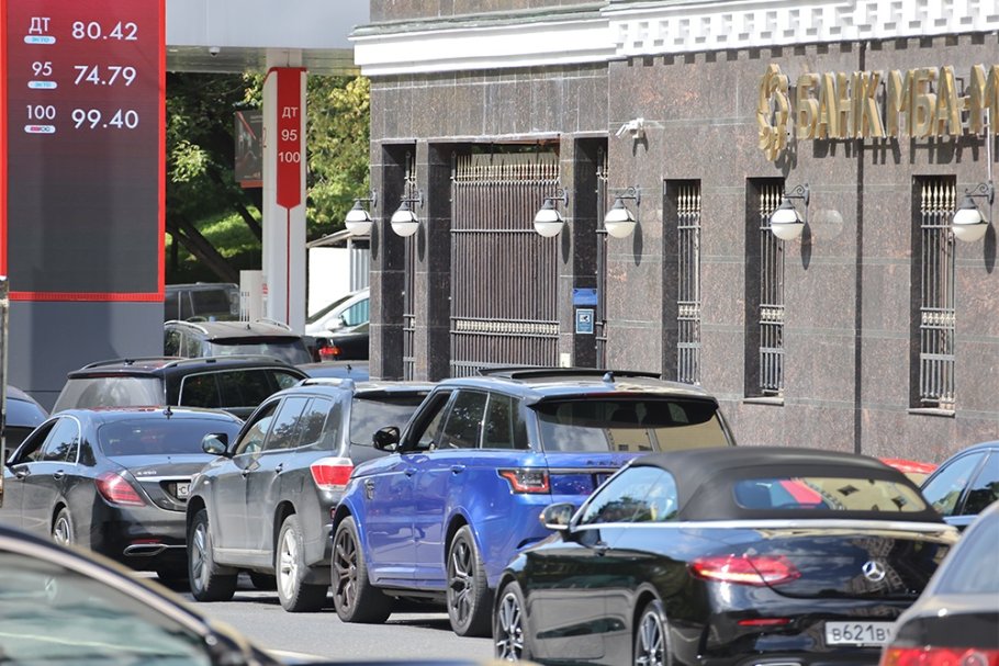 Why are there queues at filling stations again? Opinions from "RG" Experts